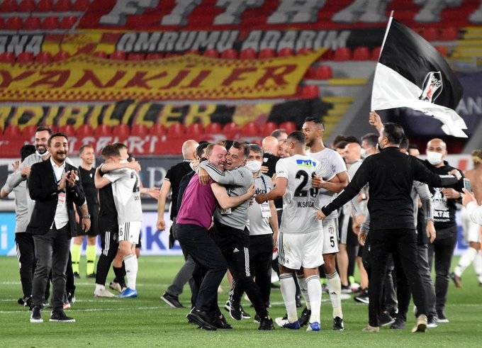 Şampiyonluğun ardından saha içinde yaşanan sevinç karelerini sizler bir araya getirdik - Görsel 15