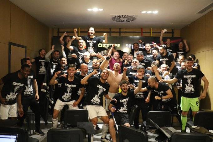 Şampiyonluğun ardından saha içinde yaşanan sevinç karelerini sizler bir araya getirdik - Görsel 16