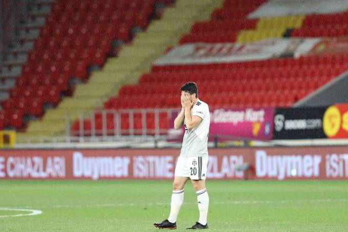 Şampiyonluğun ardından saha içinde yaşanan sevinç karelerini sizler bir araya getirdik - Görsel 17
