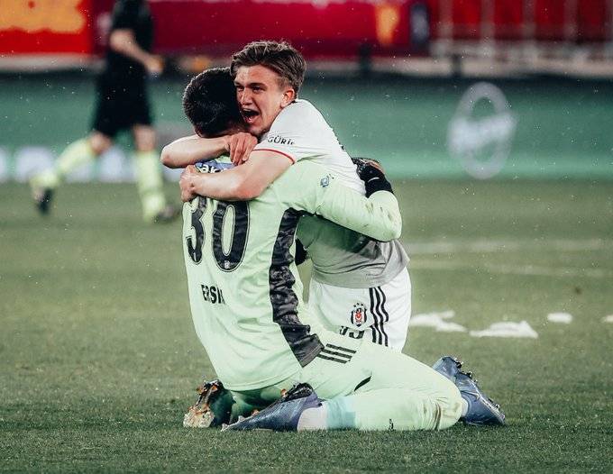 Şampiyonluğun ardından saha içinde yaşanan sevinç karelerini sizler bir araya getirdik - Görsel 19