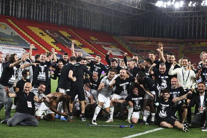 Şampiyonluğun ardından saha içinde yaşanan sevinç karelerini sizler bir araya getirdik - Görsel 2