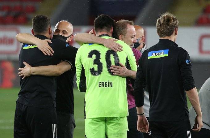 Şampiyonluğun ardından saha içinde yaşanan sevinç karelerini sizler bir araya getirdik - Görsel 20