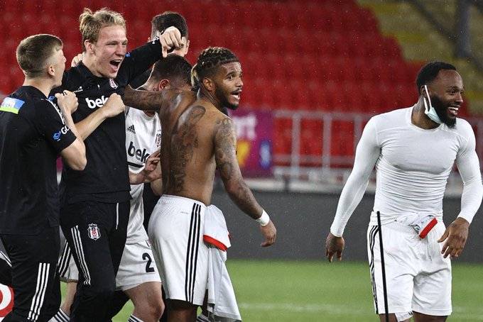 Şampiyonluğun ardından saha içinde yaşanan sevinç karelerini sizler bir araya getirdik - Görsel 4