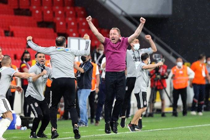 Şampiyonluğun ardından saha içinde yaşanan sevinç karelerini sizler bir araya getirdik - Görsel 5