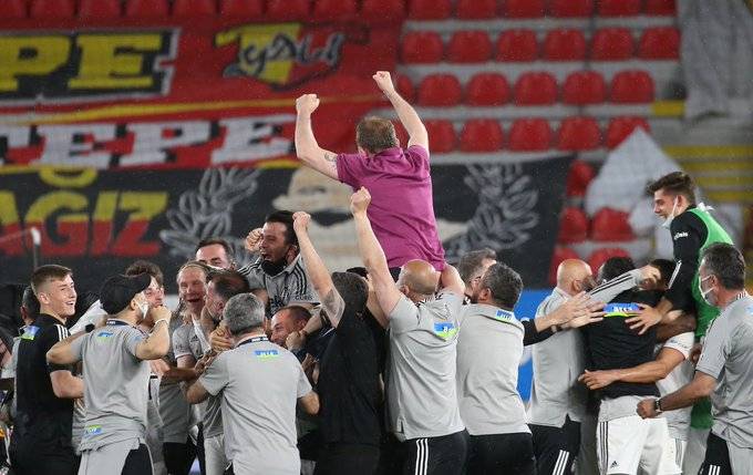 Şampiyonluğun ardından saha içinde yaşanan sevinç karelerini sizler bir araya getirdik - Görsel 7