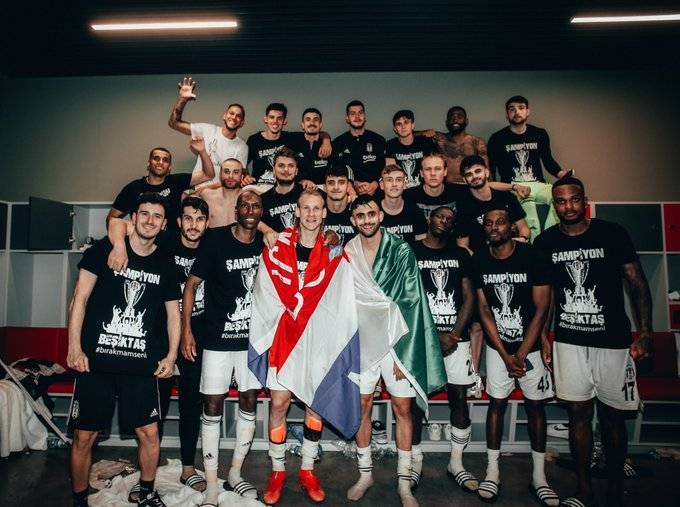 Şampiyonluğun ardından saha içinde yaşanan sevinç karelerini sizler bir araya getirdik - Görsel 8