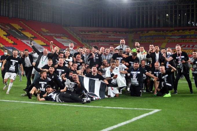 Şampiyonluğun ardından saha içinde yaşanan sevinç karelerini sizler bir araya getirdik - Görsel 9