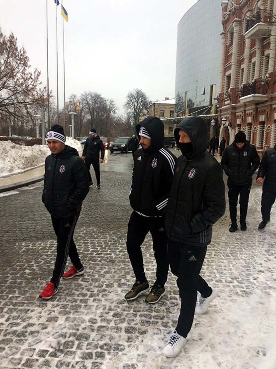 Futbolcuların Kiev yürüyüşünden kareler - Görsel 1