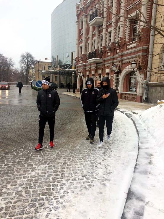 Futbolcuların Kiev yürüyüşünden kareler - Görsel 8