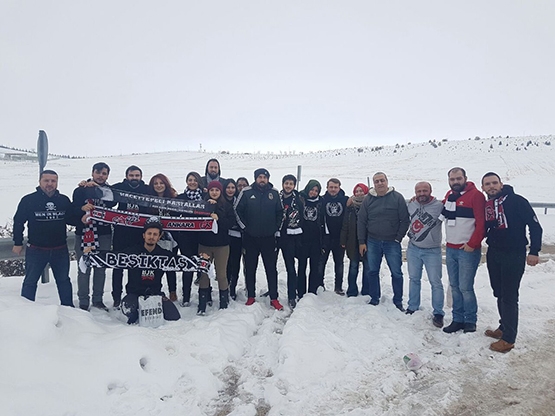 Ankaralı Beşiktaşlılar kar fırtına dinlemiyor - Görsel 1