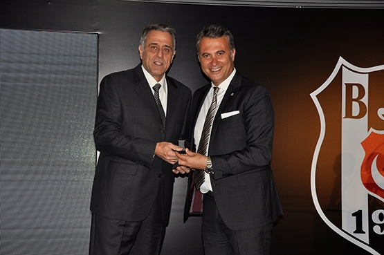 Beşiktaş'ta Divan Kurulu'nun yeni üyelerine rozetleri takıldı - Görsel 1
