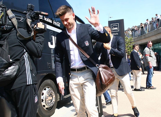 Beşiktaş Lyon'da böyle karşılandı - Görsel 10