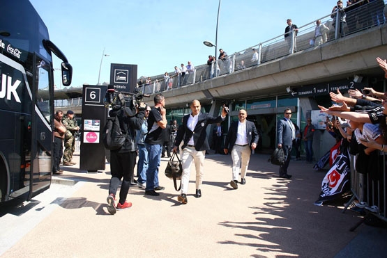 Beşiktaş Lyon'da böyle karşılandı - Görsel 11