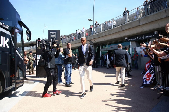 Beşiktaş Lyon'da böyle karşılandı - Görsel 13