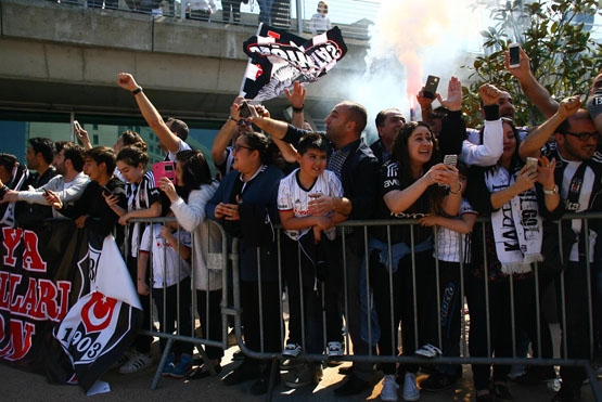 Beşiktaş Lyon'da böyle karşılandı - Görsel 8