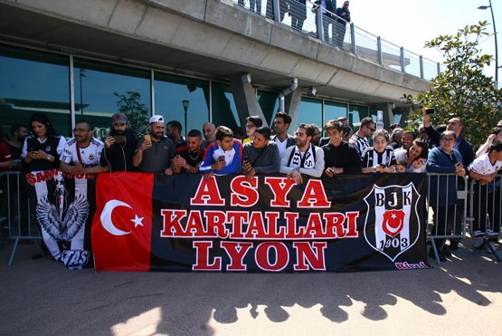 Beşiktaş Lyon'da böyle karşılandı - Görsel 9