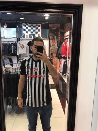Formayı alır almaz giydiler! İşte Beşiktaş taraftarının yeni formalarla - Görsel 5