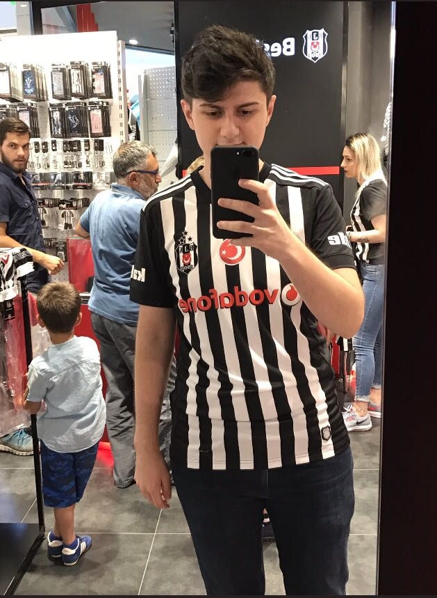 Formayı alır almaz giydiler! İşte Beşiktaş taraftarının yeni formalarla - Görsel 6