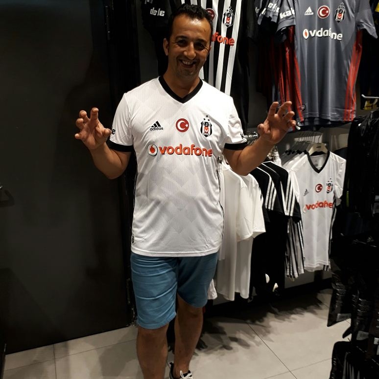 Formayı alır almaz giydiler! İşte Beşiktaş taraftarının yeni formalarla - Görsel 8