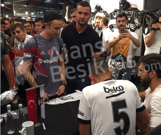 İşte Pepe'nin imza gününden kareler! - Görsel 1