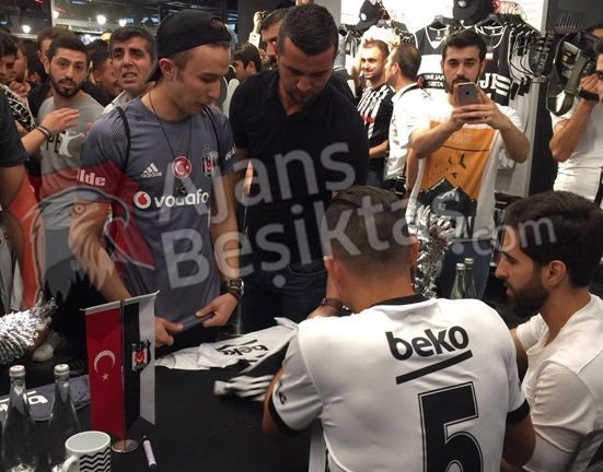 İşte Pepe'nin imza gününden kareler! - Görsel 2