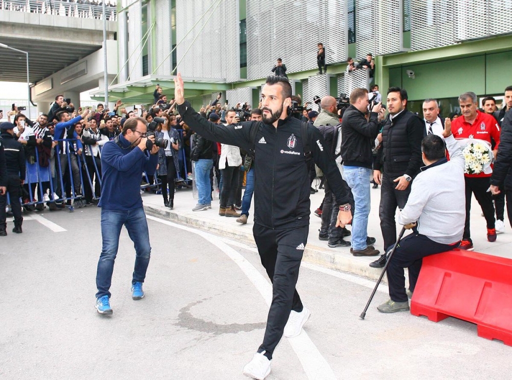 Beşiktaş, İzmir'e ulaştı! Coşkulu karşılama... - Görsel 1