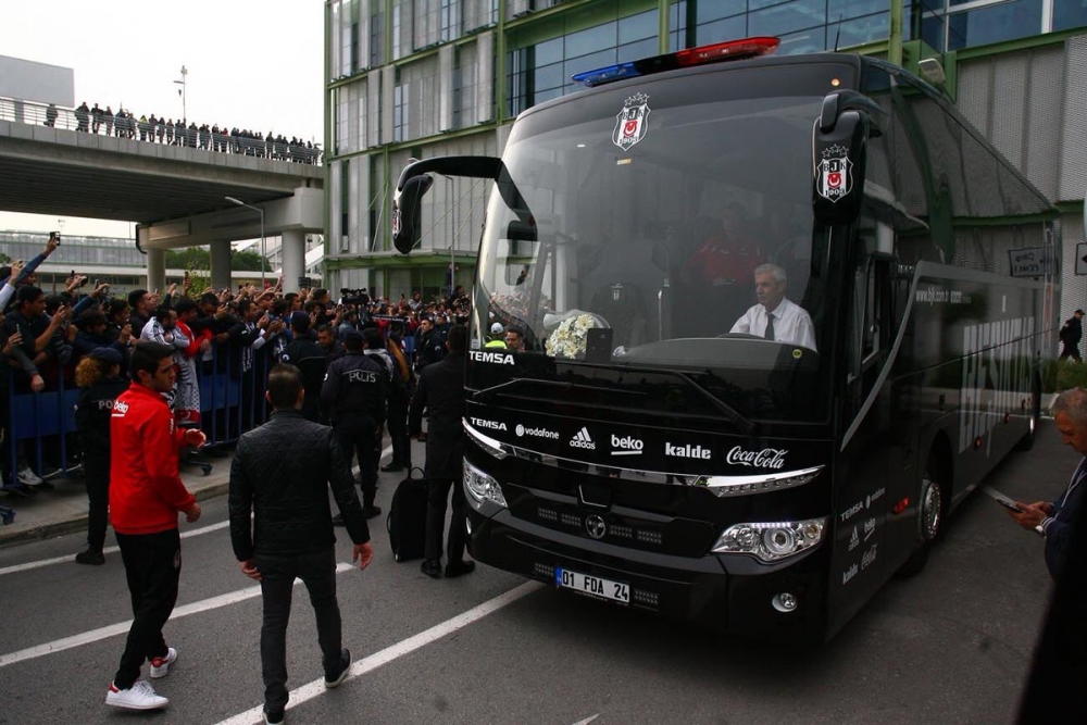 Beşiktaş, İzmir'e ulaştı! Coşkulu karşılama... - Görsel 11