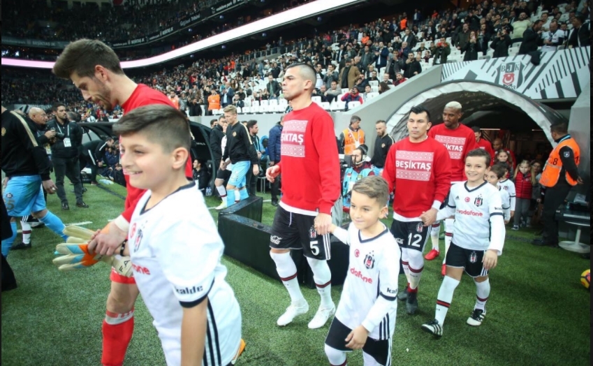 Beşiktaş yılbaşı kazağıyla seremonide! - Görsel 1