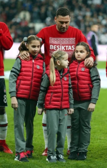 Beşiktaş yılbaşı kazağıyla seremonide! - Görsel 2