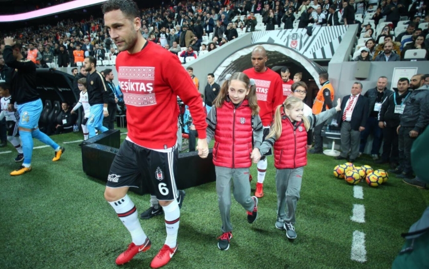 Beşiktaş yılbaşı kazağıyla seremonide! - Görsel 3