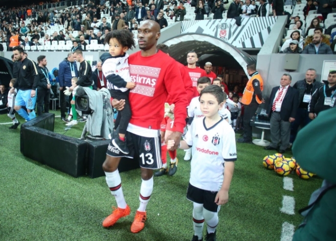 Beşiktaş yılbaşı kazağıyla seremonide! - Görsel 4