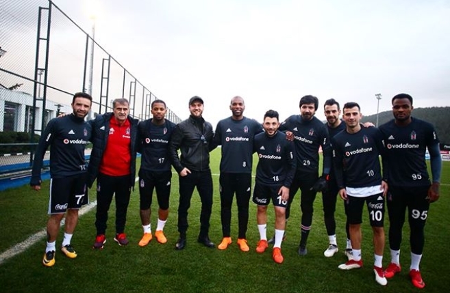 Aras Bulut İynemli, Beşiktaş antrenmanına konuk oldu! İşte neşeli anlardan kareler - Görsel 1
