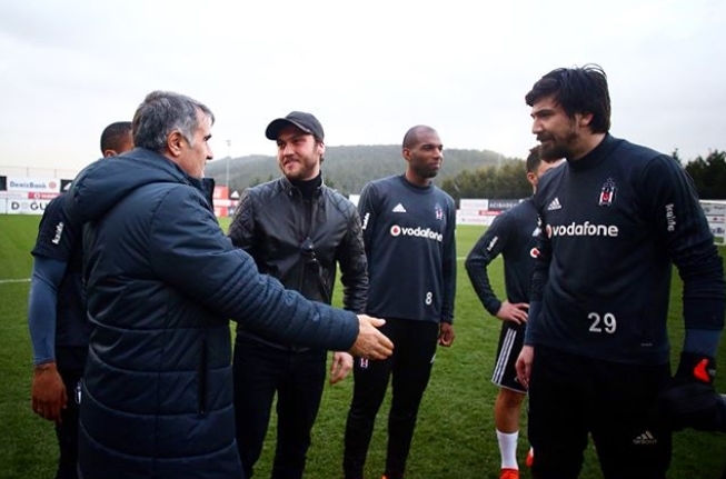 Aras Bulut İynemli, Beşiktaş antrenmanına konuk oldu! İşte neşeli anlardan kareler - Görsel 2