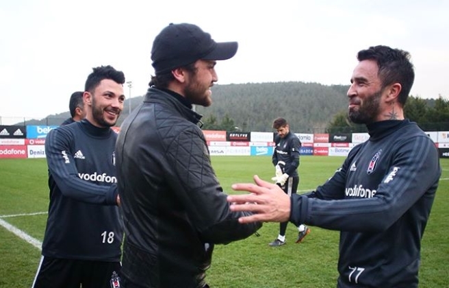 Aras Bulut İynemli, Beşiktaş antrenmanına konuk oldu! İşte neşeli anlardan kareler - Görsel 4