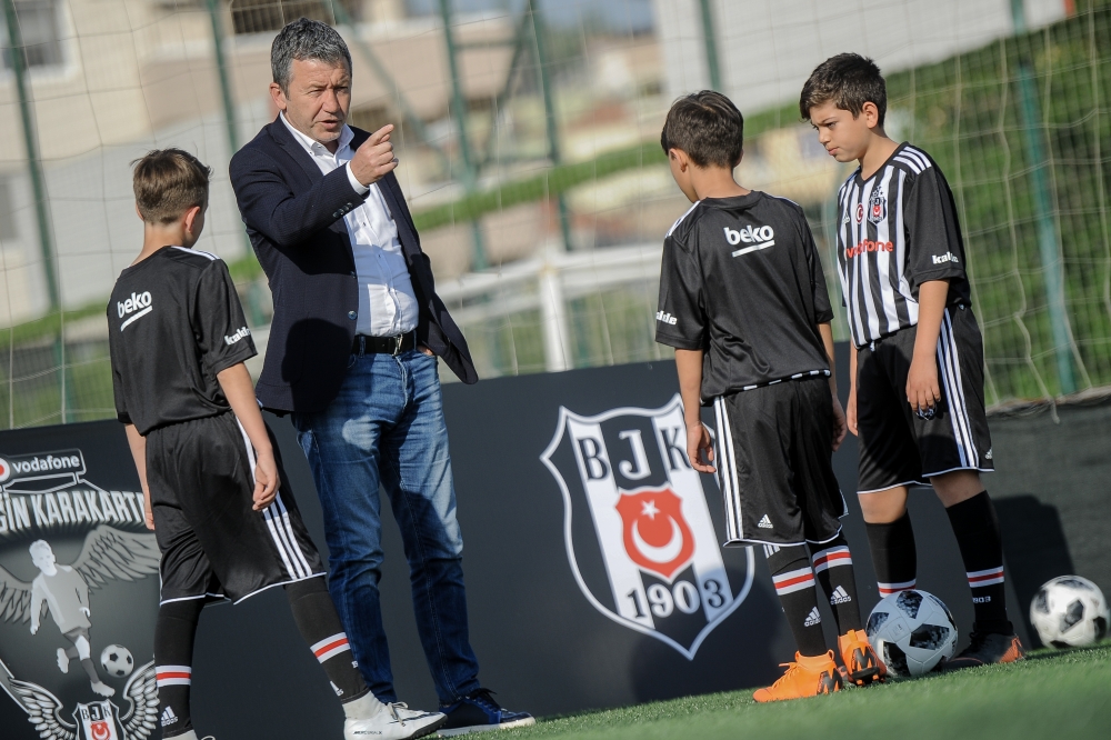 Beşiktaş efsanesi Fikret Demirer, Vodafone Geleceğin KaraKartalı projesinde İzmirli çocuklarla buluştu - Görsel 3