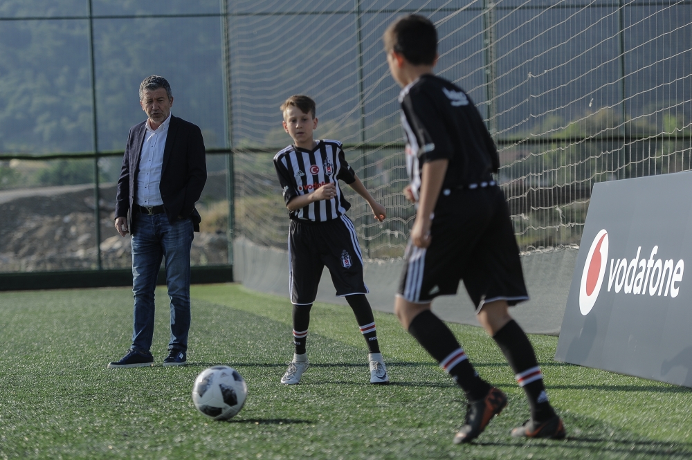 Beşiktaş efsanesi Fikret Demirer, Vodafone Geleceğin KaraKartalı projesinde İzmirli çocuklarla buluştu - Görsel 4