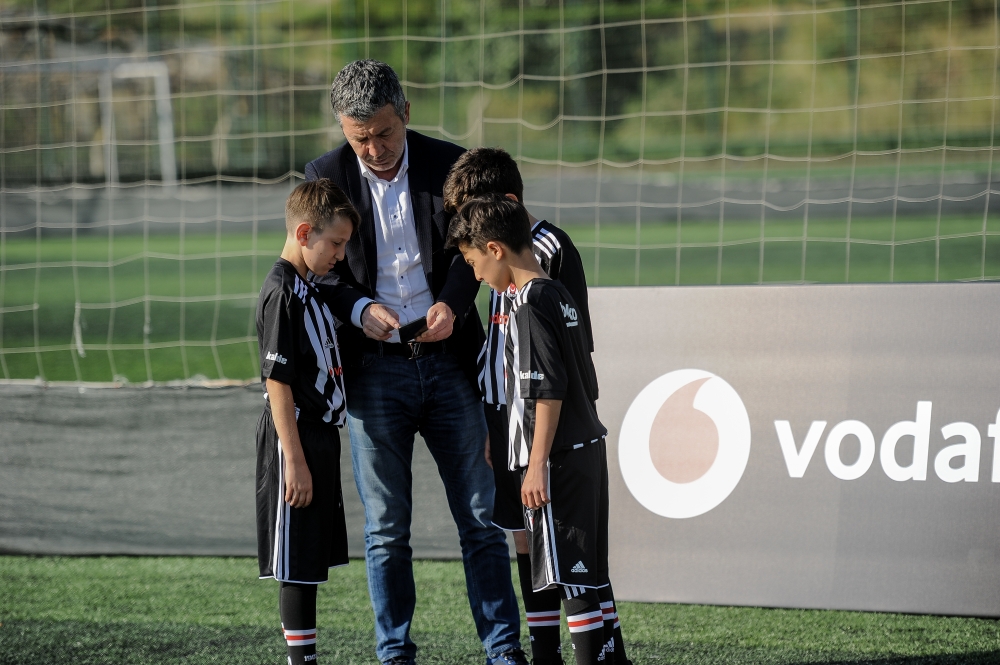 Beşiktaş efsanesi Fikret Demirer, Vodafone Geleceğin KaraKartalı projesinde İzmirli çocuklarla buluştu - Görsel 6