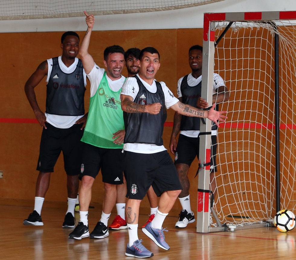 Beşiktaş'ın akşam antrenmanından kareler - Görsel 18