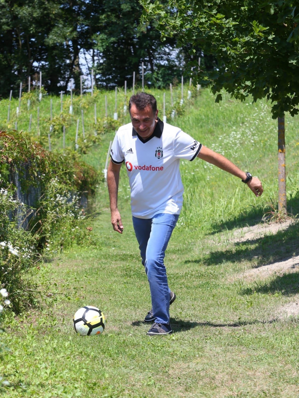 Beşiktaş Başkanı Fikret Orman, sahaya indi - Görsel 3