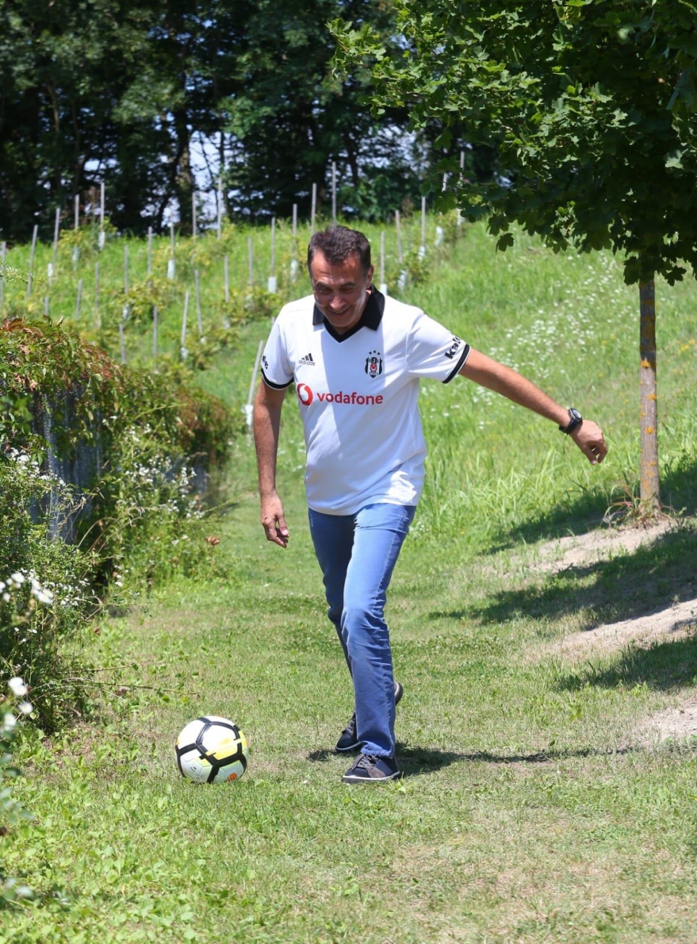 Beşiktaş Başkanı Fikret Orman, sahaya indi - Görsel 4