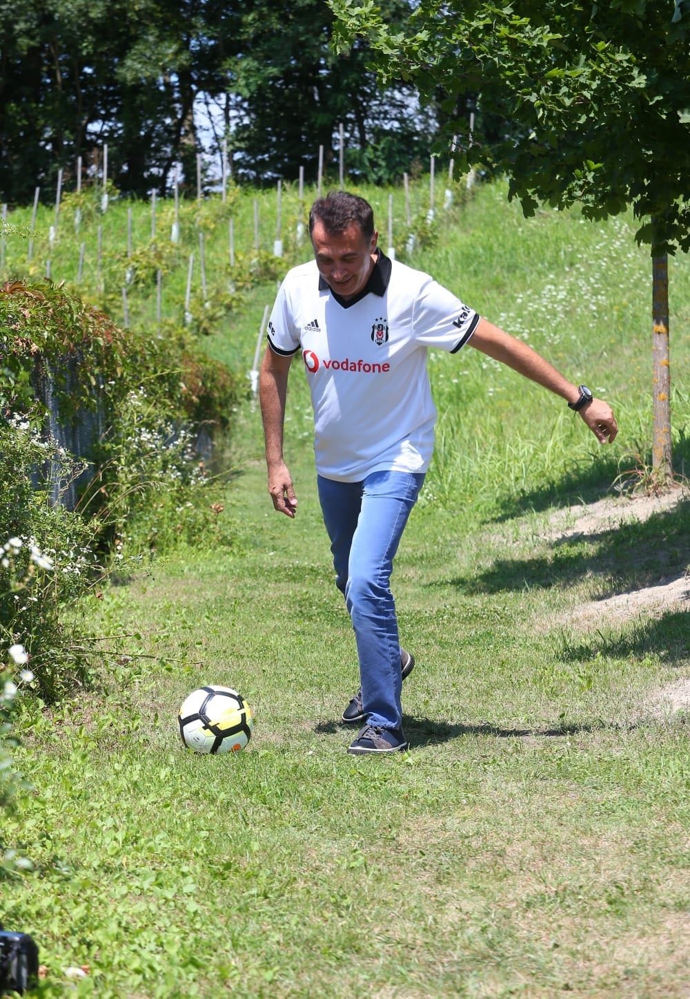 Beşiktaş Başkanı Fikret Orman, sahaya indi - Görsel 5