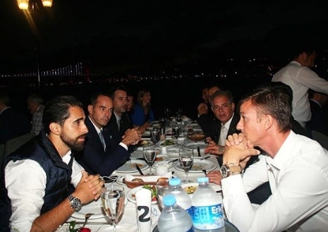 Beşiktaş'ın yeni yönetimi takımla akşam yemeğinde buluştu! İşte o anlardan kareler - Görsel 2