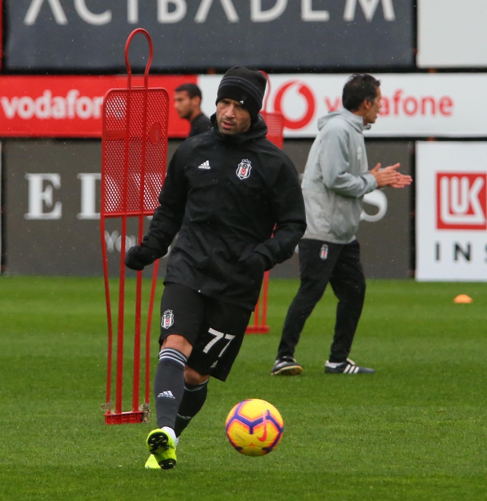 Yağmur altında antrenman! İşte Beşiktaş'ın bu akşamki çalışmalarından notlar - Görsel 2