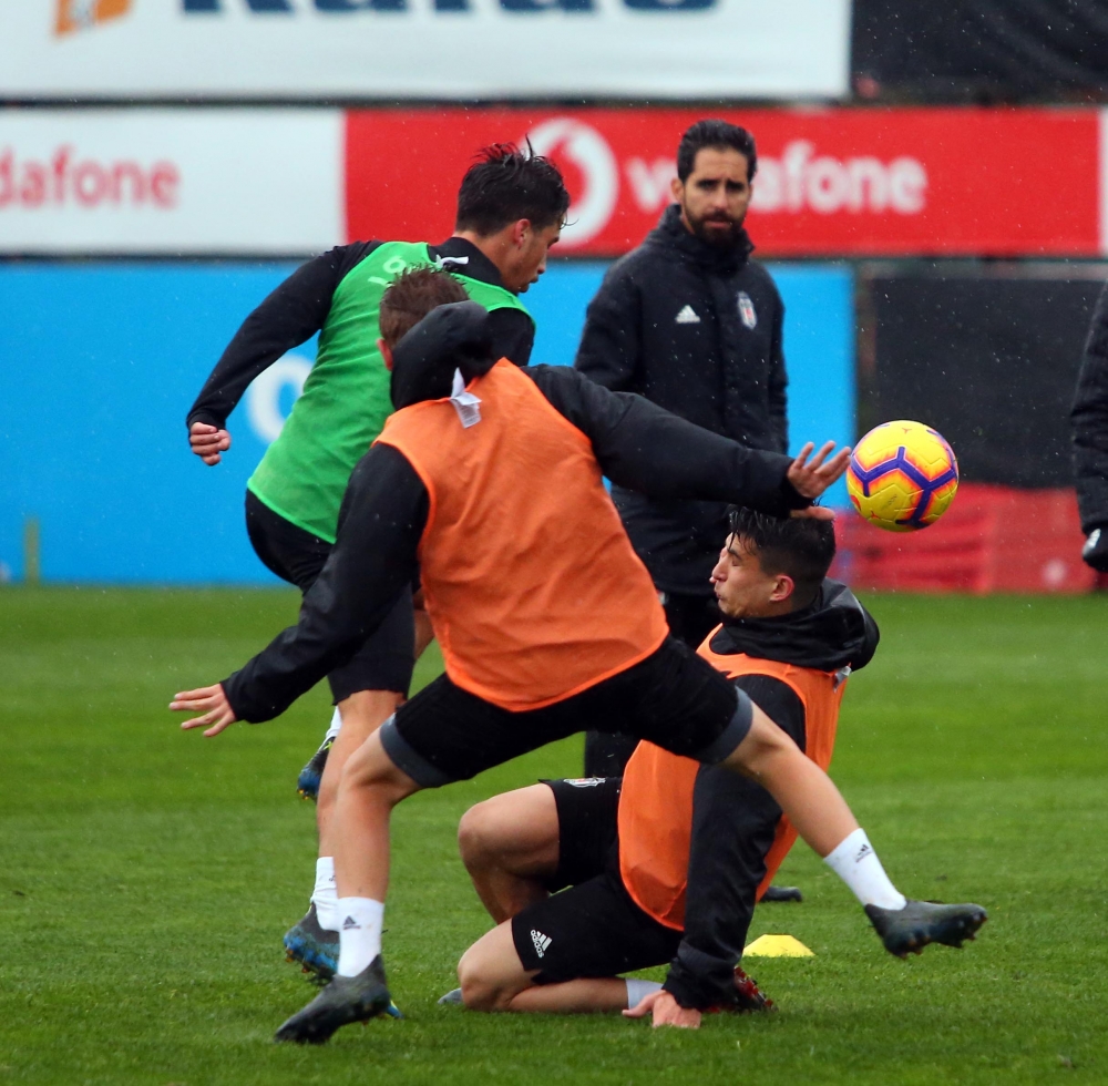 Yağmur altında antrenman! İşte Beşiktaş'ın bu akşamki çalışmalarından notlar - Görsel 7