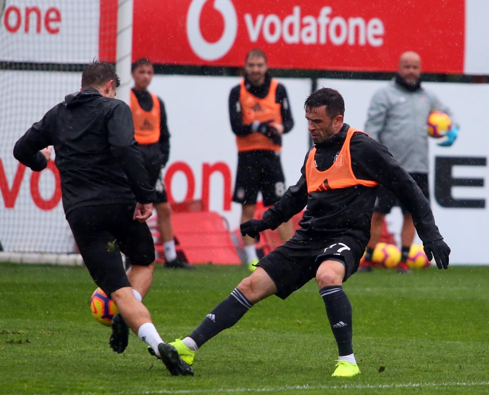Yağmur altında antrenman! İşte Beşiktaş'ın bu akşamki çalışmalarından notlar - Görsel 8