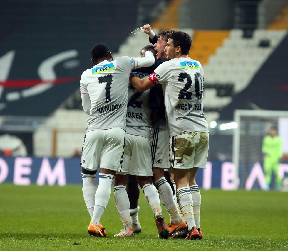 Beşiktaş, 72 dakika 10 kişi oynadığı Konyaspor maçında 3 puanı almayı bildi - Görsel 16
