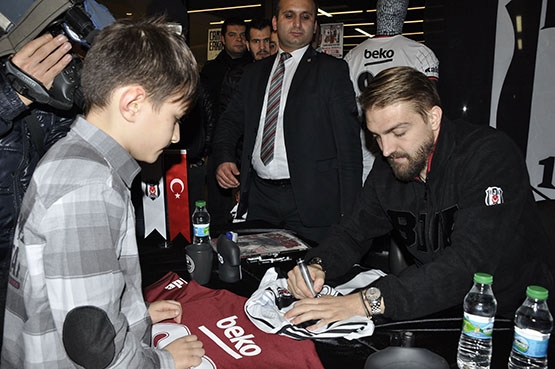 Caner Erkin, Vodafone Arena Kartal Yuvası’nda taraftarla buluştu - Görsel 13