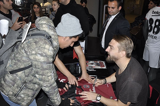 Caner Erkin, Vodafone Arena Kartal Yuvası’nda taraftarla buluştu - Görsel 19