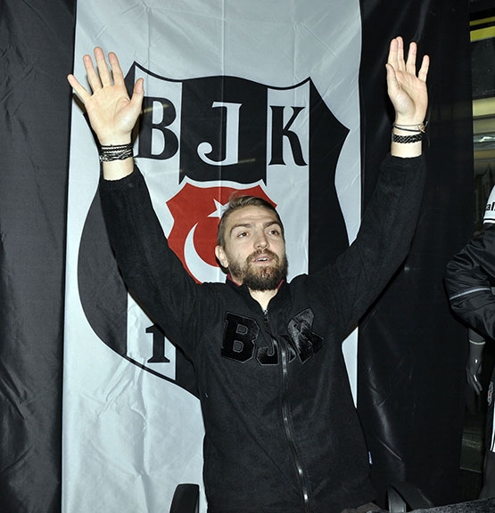 Caner Erkin, Vodafone Arena Kartal Yuvası’nda taraftarla buluştu - Görsel 2