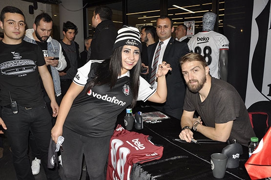 Caner Erkin, Vodafone Arena Kartal Yuvası’nda taraftarla buluştu - Görsel 22